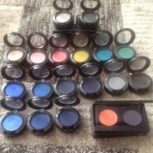 *Bundle 17 MAC Eye Shadows*